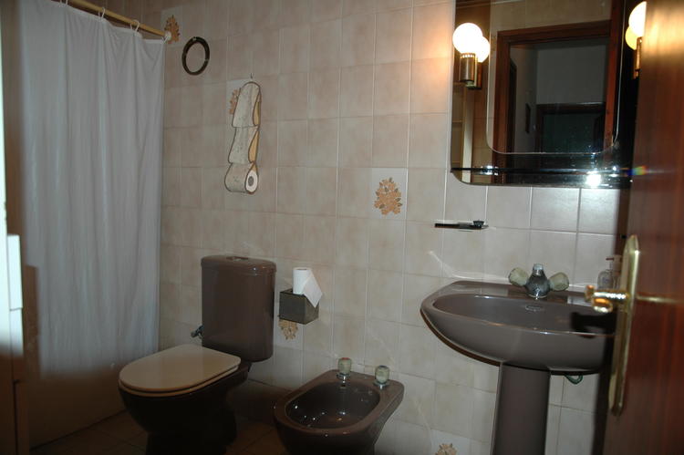 BAÑO DE PLANTA BAJA CON SECADOR PARA CABELLO