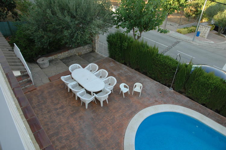 LADO DE LA PISCINA VISTO DESDE LA TERRAZA