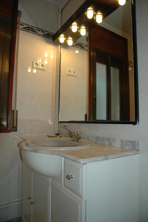 BAÑO DE PRIMERA PLANTA CON SECADOR PARA CABELLO
