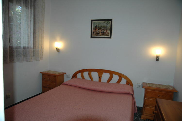 DORMITORIO DOBLE DE PLANTA BAJA CAMA DE 150X200