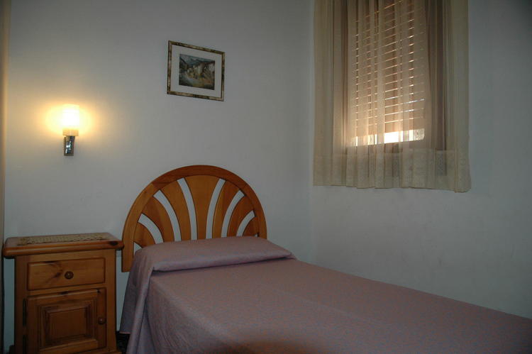 DORMITORIO INDIVIDUAL DE PLANTA BAJA CAMA DE 0,90X200