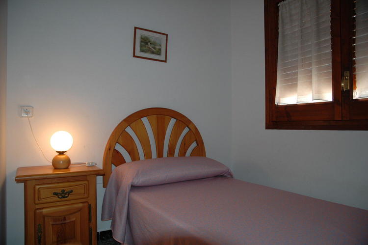 DORMITORIO INDIVIDUAL DE PRIMERA PLANTA CAMA DE 0,90X200