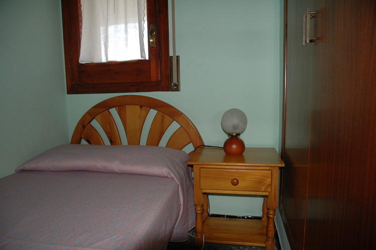 DORMITORIO INDIVIDUAL DE PRIMERA PLANTA CAMA DE 0,90X200