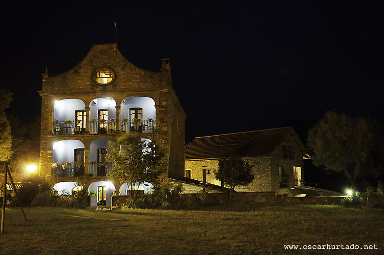 Fachada de la casa Arana por la noche