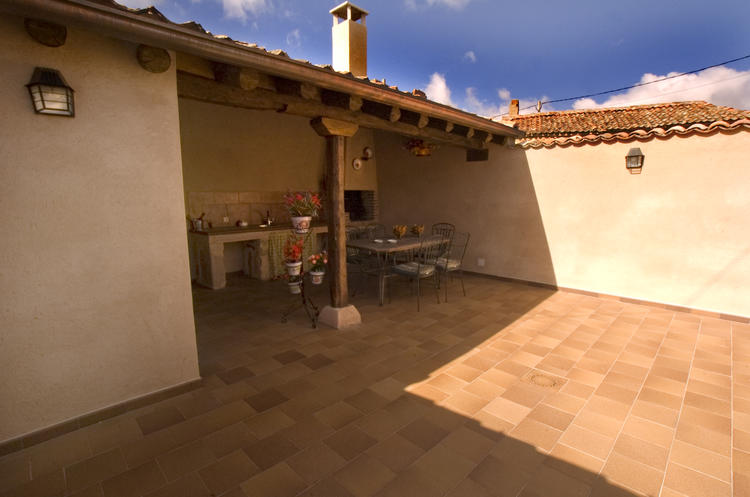 Porche y patio.