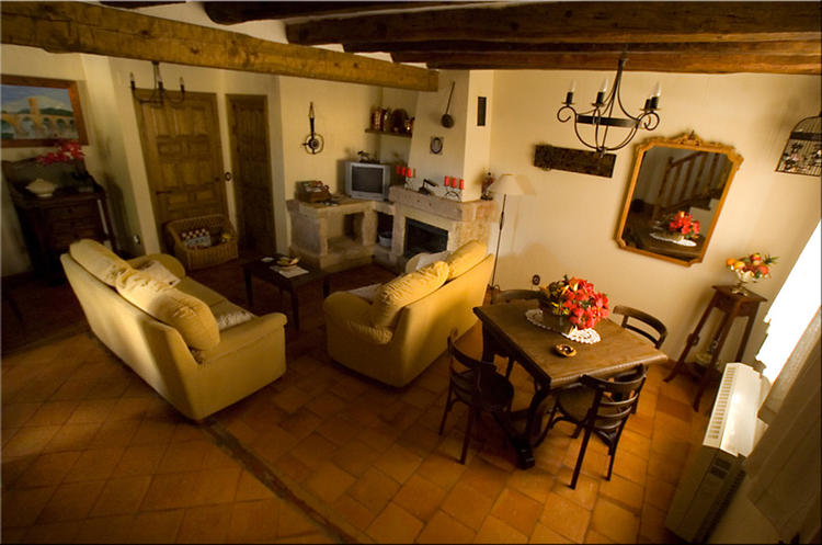 Salón con chimenea 
