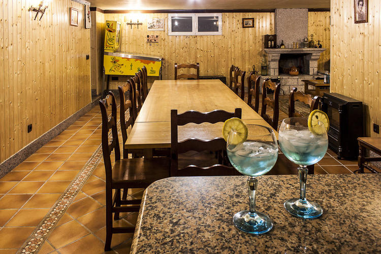 Salón con barra de bar