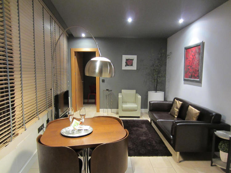 Salón con sofá, sillón y mesa